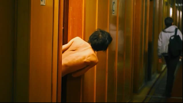 Парень курьер увидел голую девушку-проститутку в отеле