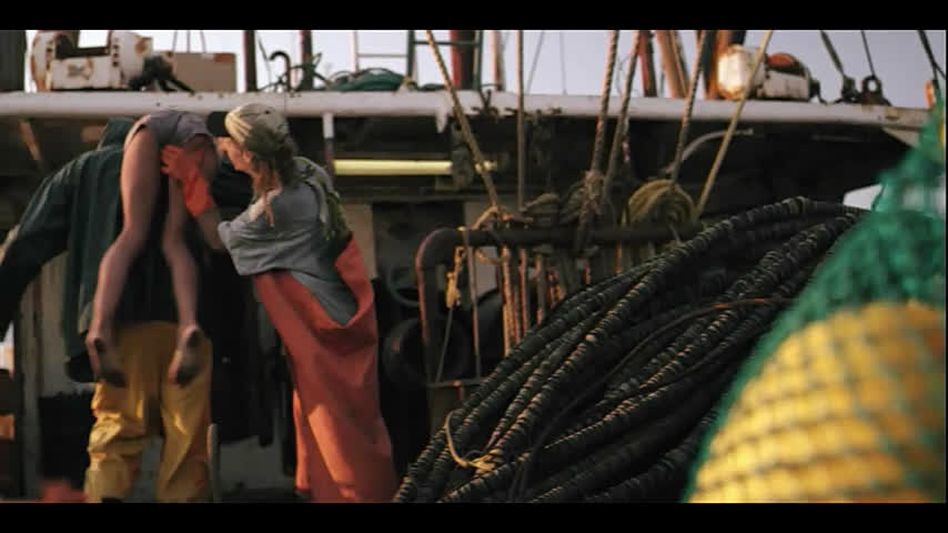 Рыбаки усыпили молодых людей на яхте и воспользовались девушками для секса