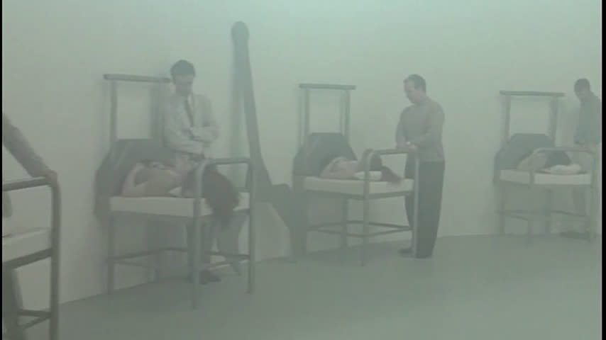 Секс с половиной тел через стену в борделе