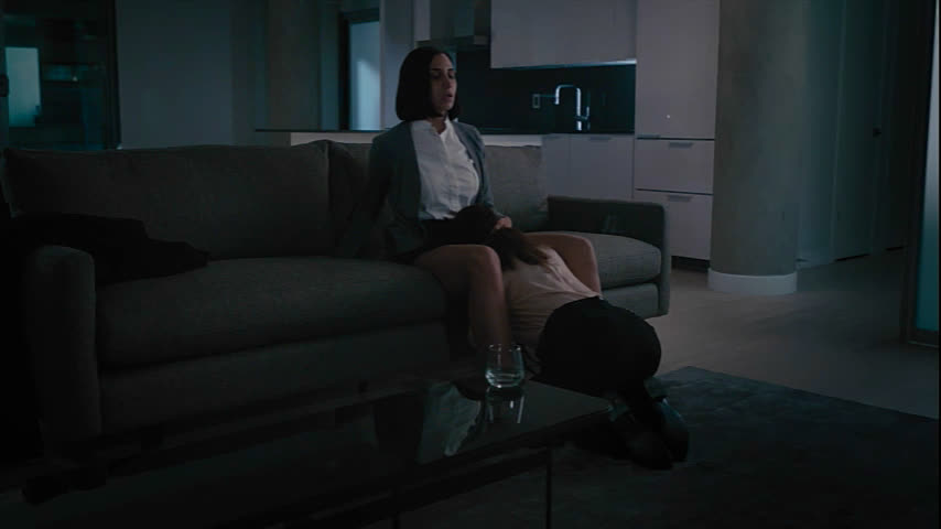 Девушка раздвинула ноги перед подругой сидя на диване для куни