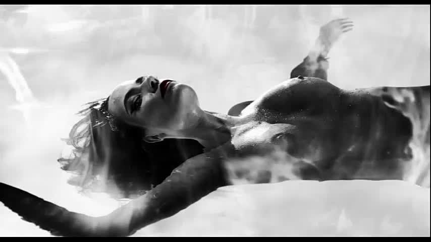 Сексуальная девушка купается в горячем бассейне