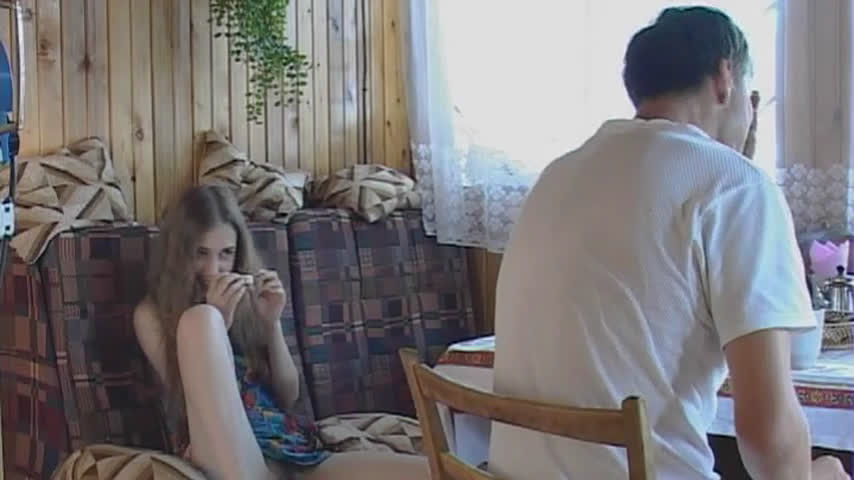 Юная девушка соблазняет маминого любовника за завтраком
