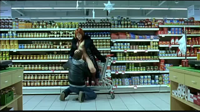 Парень сделал девушке куннилингус по среди супермаркета