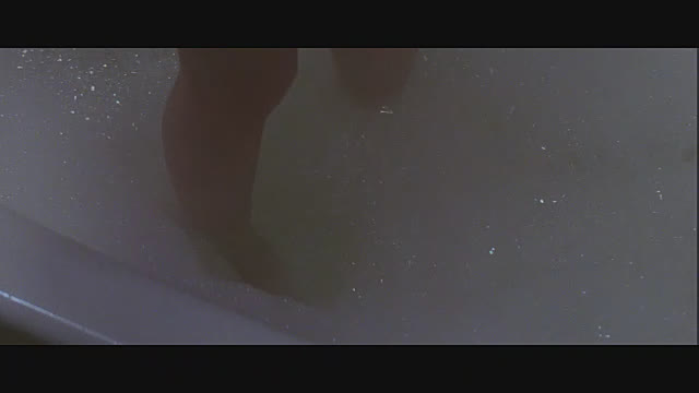 Жёсткий секс с призраком во время купания