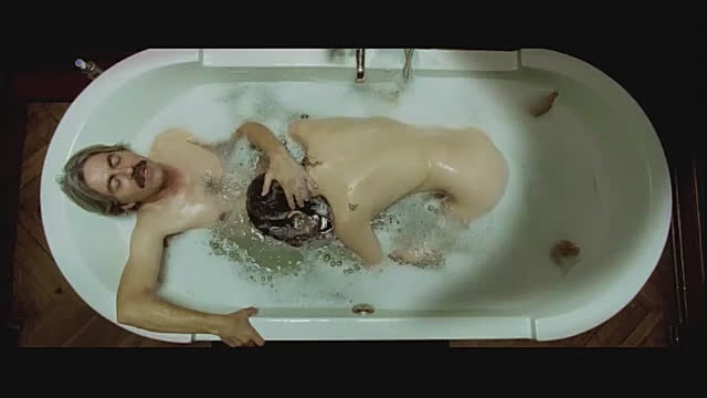 Девушка обслуживает клиента делая ему минет в ванной
