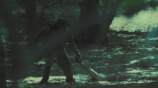 Убийца тащит труп голой молодой девушки через лес